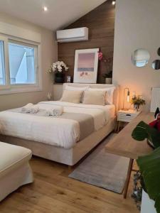 a bedroom with a large white bed and a window at Cozy studio στο κεντρο in Larisa