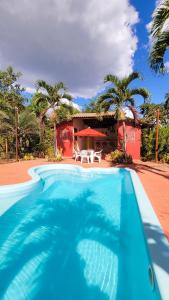 倫索伊斯的住宿－Mirante de Lençóis，房子前面的蓝色游泳池