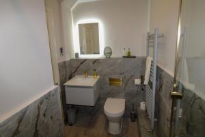 Ένα μπάνιο στο Geltsdale East Wing sleeps 6 with River Eden views near Carlisle & Ullswater +14 φωτογραφίες
