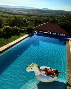 uma mulher montada num unicórnio numa piscina em Casa Palmeras em Cuautla, Morelos