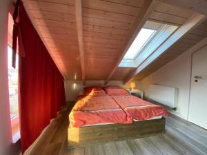 een bed in een kamer met een groot raam bij Ferienwohnung mit Sauna -Marina Mücheln Geiseltalsee in Mücheln