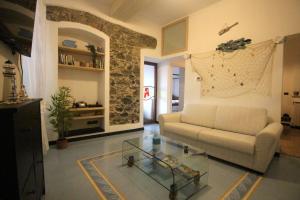 a living room with a couch and a glass table at La stella di Manarola- Bluchalet in Manarola