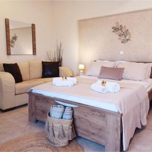 um quarto com uma cama grande e toalhas em Villa Angelo Porto Heli em Porto Heli