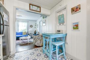 uma mesa azul num quarto com uma sala de estar em Cozy Texas Cottage Less Than 2 Mi to Rockport Beach! em Rockport