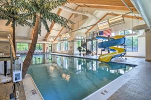 una grande piscina coperta con scivolo e scivolo di Cozy Mancelona Home Ski, Golf and Snowmobile! a Mancelona