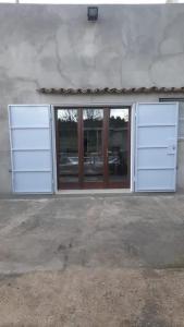una casa con dos puertas de garaje en una entrada en La casa di Desy&Giò, en Erice