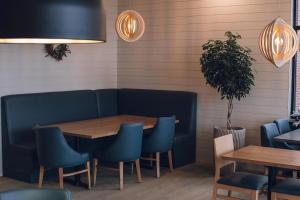 une salle à manger avec une table et des chaises bleues dans l'établissement Four Points by Sheraton Penticton at the Convention Centre, à Penticton