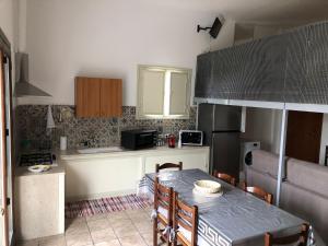 cocina con mesa y sillas y cocina con mesa y cocina en La casa di Desy&Giò, en Erice