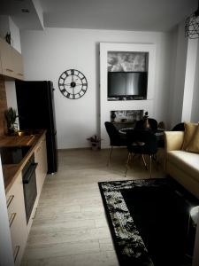 sala de estar con sofá y mesa en Apartament Nowar, en Nowa Ruda