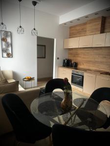 Apartament Nowar في نوا رودا: طاولة طعام وكراسي في غرفة المعيشة
