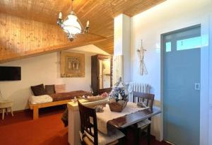 a living room with a table and a couch at Monolocale Condominio Valleverde Fronte Piste in Sestriere