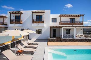 eine Villa mit Swimmingpool und ein Haus in der Unterkunft Villa Barrilla - La Vegueta Villas in Tinajo