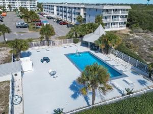 uma vista sobre uma piscina com palmeiras e um edifício em Plantation 4206 em Gulf Shores