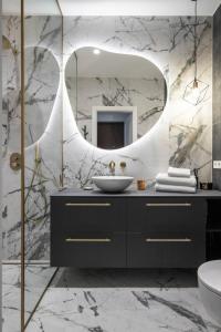 un bagno con lavandino e specchio di Melnragė II terasa a Klaipėda