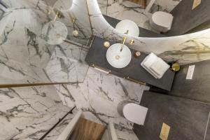 vista sul soffitto di un bagno con parete in marmo di Melnragė II terasa a Klaipėda Altre 25 foto