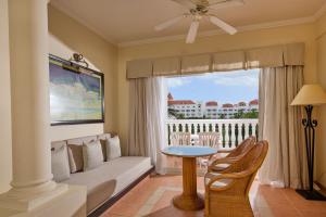 een woonkamer met een bank en een tafel bij Bahia Principe Grand Jamaica - All Inclusive in Runaway Bay