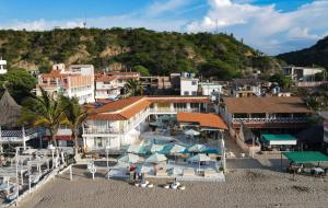 een luchtzicht op een resort op het strand bij Hotel Boutique Noelani in Zorritos