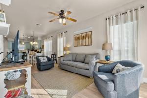 uma sala de estar com dois sofás e uma televisão em Big Blue Cottage 2A em Gulf Shores