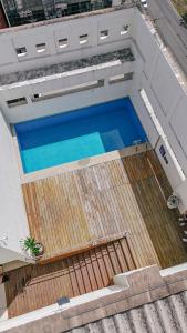 uma vista superior de uma piscina num edifício em SLZ Lagoa Hotel em São Luís