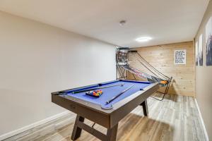 una mesa de billar en una habitación con pared en Pet-Friendly Albrightsville Home with Game Room!, en Albrightsville