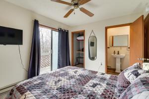 1 dormitorio con 1 cama y ventilador de techo en Pet-Friendly Albrightsville Home with Game Room!, en Albrightsville