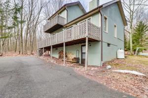 una casa con un balcón en el lateral. en Pet-Friendly Albrightsville Home with Game Room!, en Albrightsville