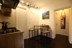una cucina con 3 sgabelli da bar in una stanza di Casa Nica a Palermo