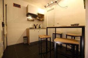 una cucina con tavolo e due sgabelli di Casa Nica a Palermo