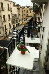 balcone con tavolo e sedie. di Casa Nica a Palermo