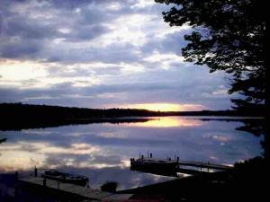 Φωτογραφία από το άλμπουμ του 3BR Waterfront Cabin w/ Wi-Fi & Private Docks σε Saint Germain