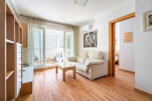 ein Wohnzimmer mit einem Sofa und einem Tisch in der Unterkunft Apartment Niagara La Cala Benidorm in Alicante