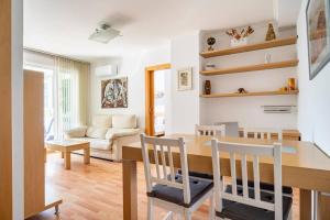 ein Esszimmer und ein Wohnzimmer mit einem Tisch und Stühlen in der Unterkunft Apartment Niagara La Cala Benidorm in Alicante