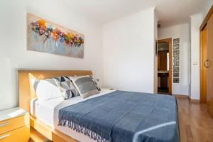 ein Schlafzimmer mit einem Bett und einem Wandgemälde in der Unterkunft Apartment Niagara La Cala Benidorm in Alicante