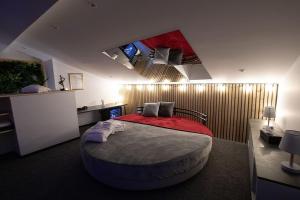 Ένα ή περισσότερα κρεβάτια σε δωμάτιο στο Love and Spa du Château