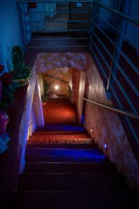 un conjunto de escaleras con luces azules. en Hospedaje Tel Aviv, en Ayacucho