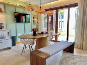 comedor con mesa de madera y sillas en Taíba Beach Resort por Be My Guest! en São Gonçalo do Amarante