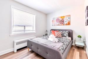 um quarto com uma cama e uma janela em Corktown Hamilton - Modern Apartment em Hamilton