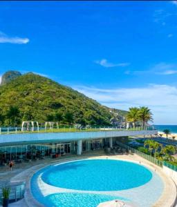 a resort with a large swimming pool and a mountain at Hotel Nacional rj in Rio de Janeiro