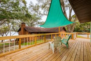 Μπαλκόνι ή βεράντα στο Lakefront Keystone Heights Home with Boat Ramp!