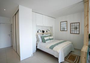 سرير أو أسرّة في غرفة في Superb Studio Lagoon View