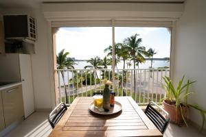 Superb Studio Lagoon View في باي نيتل: طاولة طعام مطلة على المحيط