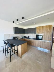 una cucina con tavolo e alcune sedie di Axtart Penthouse with Amazing Views a Marsaxlokk