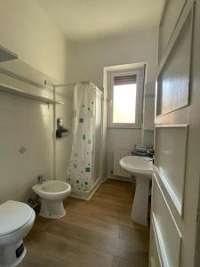 y baño con 2 lavabos, aseo y ducha. en Casa “V” en San Remo