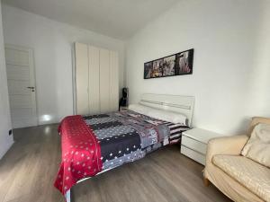 1 dormitorio con 1 cama y 1 sofá en Casa “V” en San Remo
