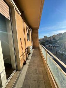 einen Balkon eines Gebäudes mit Stadtblick in der Unterkunft Casa “V” in Sanremo