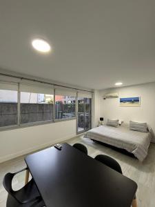 1 dormitorio con 1 cama, mesa y sillas en Hermoso apartamento en el corazón de Palermo - Cerca de todo en Buenos Aires