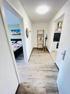 a hallway leading to a bedroom with a bed at Traumhafte City-Wohnung in Mönchengladbach