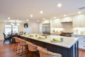 Una cocina o cocineta en Swing Set Plunge pool and large yard await