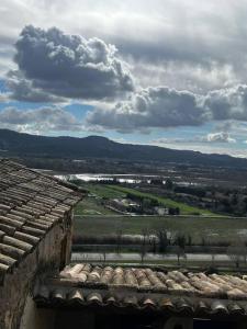 a view of the countryside from a roof of a building at Un été sans fin in Lauris