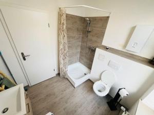 a small bathroom with a toilet and a shower at Traumhafte City-Wohnung in Mönchengladbach